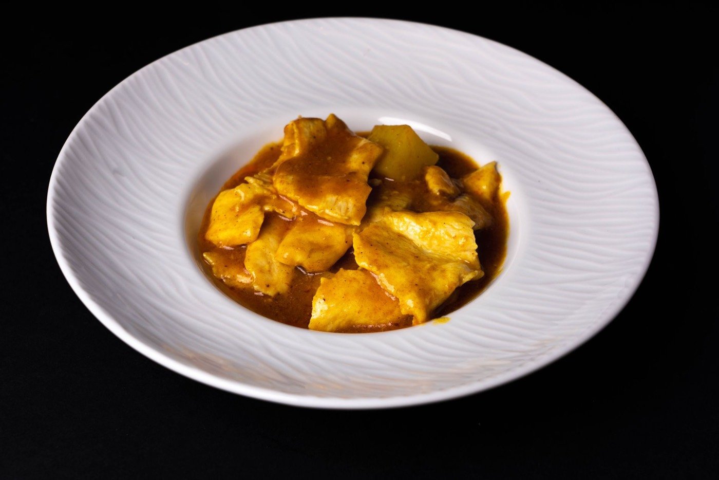 Curry cremoso servito nella ciotola di rame