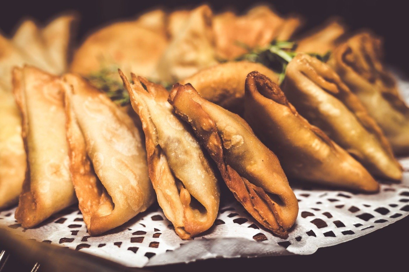 Samosa dorati con le salse