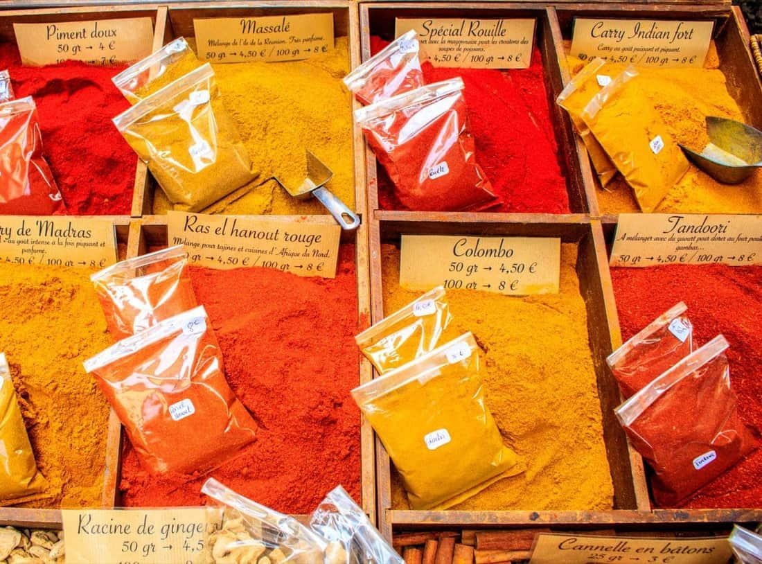 Spezie indiane a mucchi colorati